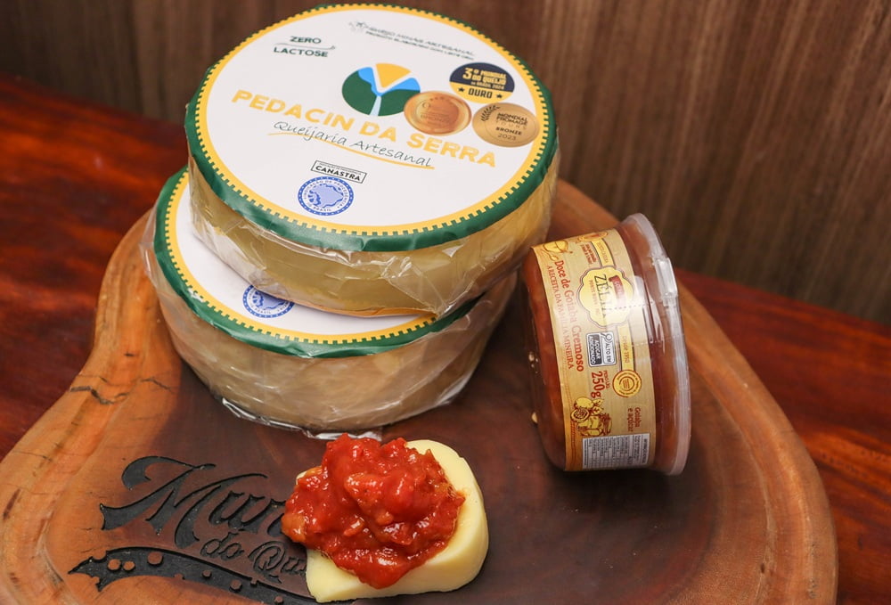 KIT DUETO PREMIADO - 2 QUEIJO PEDACIN DA SERRA (700 G CADA) E 1 GOIABADA ZÉLIA (250G)