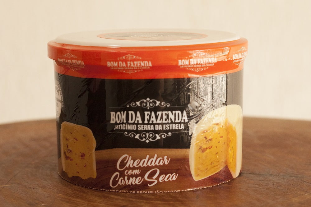 Queijo Trufado Cheddar E Carne Seca Bom Da Fazenda