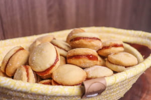 ROSQUINHA DE NATA COM GOIABADA CASEIRA DA CANASTRA 400G