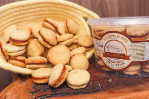 ROSQUINHA DE NATA COM GOIABADA CASEIRA DA CANASTRA 400G