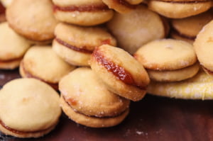 ROSQUINHA DE NATA COM GOIABADA CASEIRA DA CANASTRA 400G