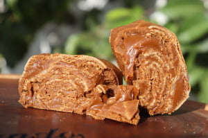 BALA DE DOCE DE LEITE COM CHOCOLATE E AVELÃ 300g BALA DE DOCE DE LEITE COM CHOCOLATE E AVELÃ 300g