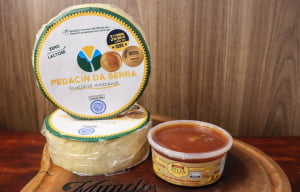 KIT DUETO PREMIADO - 2 QUEIJO PEDACIN DA SERRA (700 G CADA) E 1 GOIABADA ZÉLIA (250G)