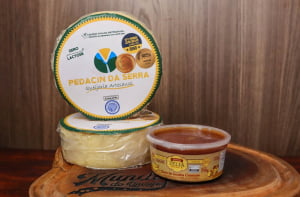 KIT DUETO PREMIADO - 2 QUEIJO PEDACIN DA SERRA (700 G CADA) E 1 GOIABADA ZÉLIA (250G)