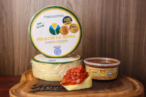 KIT DUETO PREMIADO - 2 QUEIJO PEDACIN DA SERRA (700 G CADA) E 1 GOIABADA ZÉLIA (250G)