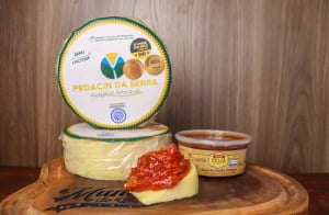 KIT DUETO PREMIADO - 2 QUEIJO PEDACIN DA SERRA (700 G CADA) E 1 GOIABADA ZÉLIA (250G)
