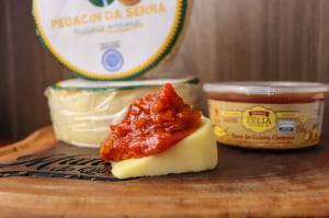 KIT DUETO PREMIADO - 2 QUEIJO PEDACIN DA SERRA (700 G CADA) E 1 GOIABADA ZÉLIA (250G)