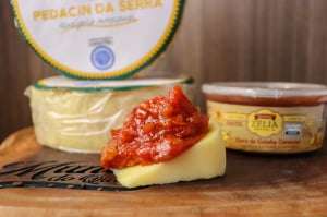 KIT DUETO PREMIADO - 2 QUEIJO PEDACIN DA SERRA (700 G CADA) E 1 GOIABADA ZÉLIA (250G)