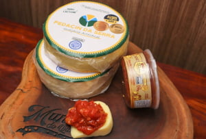 KIT DUETO PREMIADO - 2 QUEIJO PEDACIN DA SERRA (700 G CADA) E 1 GOIABADA ZÉLIA (250G)