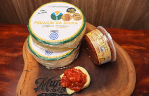 KIT DUETO PREMIADO - 2 QUEIJO PEDACIN DA SERRA (700 G CADA) E 1 GOIABADA ZÉLIA (250G)