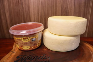 KIT ROMEU E JULIETA - 2 QUEIJO CANASTRA 700G CADA E 1 GOIABADA CASCÃO ZÉLIA (700G)