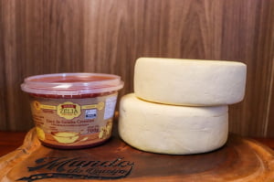 KIT ROMEU E JULIETA - 2 QUEIJO CANASTRA 700G CADA E 1 GOIABADA CASCÃO ZÉLIA (700G)