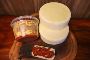 KIT ROMEU E JULIETA - 2 QUEIJO CANASTRA 700G CADA E 1 GOIABADA CASCÃO ZÉLIA (700G)