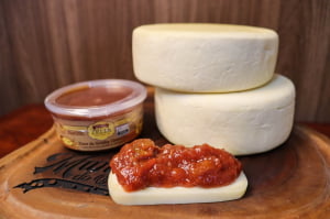 KIT ROMEU E JULIETA MINI - 2 QUEIJO CANASTRA (700 G CADA) E 1 GOIABADA CASCÃO ZÉLIA (250G)