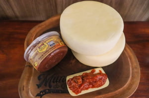 KIT ROMEU E JULIETA MINI - 2 QUEIJO CANASTRA (700 G CADA) E 1 GOIABADA CASCÃO ZÉLIA (250G)