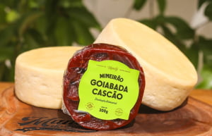 KIT ROMEU E JULIETA BARRA - 2 QUEIJO CANASTRA (700 G CADA) E 1 GOIABADA CASCÃO BARRA MINALY (300G)
