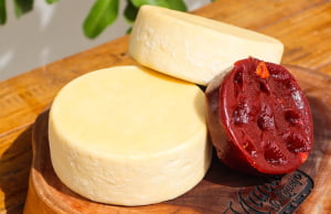 KIT ROMEU E JULIETA BARRA - 2 QUEIJO CANASTRA (700 G CADA) E 1 GOIABADA CASCÃO BARRA MINALY (300G)