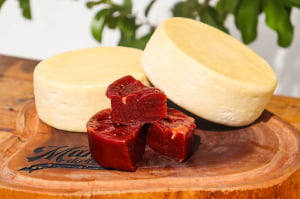 KIT ROMEU E JULIETA BARRA - 2 QUEIJO CANASTRA (700 G CADA) E 1 GOIABADA CASCÃO BARRA MINALY (300G)
