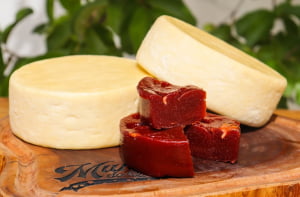 KIT ROMEU E JULIETA BARRA - 2 QUEIJO CANASTRA (700 G CADA) E 1 GOIABADA CASCÃO BARRA MINALY (300G)