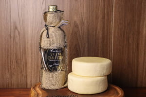 KIT VALE DA CANASTRA - 2 QUEIJO CANASTRA 700 CADA E 1 CACHAÇA ARTESANAL 670ML