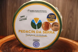 QUEIJO CANASTRA PEDACIN DA SERRA PREMIADO OURO 800G