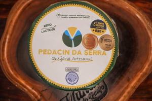 QUEIJO CANASTRA PEDACIN DA SERRA PREMIADO OURO 800G