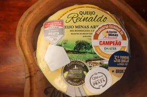 QUEIJO DO REINALDO PREMIADO OURO - QUEIJO CANASTRA TRADICIONAL - 800G