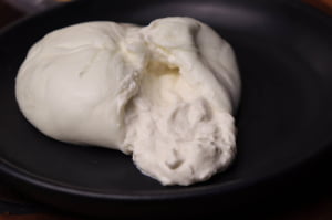 BURRATA DE BÚFALA PÉROLA DA SERRA PREMIADA OURO 165G