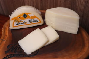 QUEIJO MEIA CURA DE BÚFALA PREMIADO OURO 400G