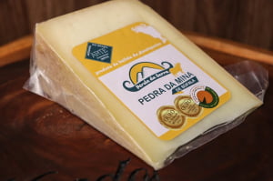 QUEIJO PARMESAO DE BÚFALA PÉROLA DA SERRA 90 DIAS PREMIADO OURO 300G 