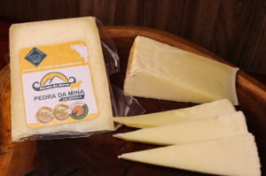 QUEIJO PARMESAO DE BÚFALA PÉROLA DA SERRA 90 DIAS PREMIADO OURO 300G 