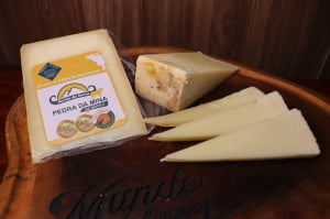 QUEIJO PARMESAO DE BÚFALA PÉROLA DA SERRA 90 DIAS PREMIADO OURO 300G 