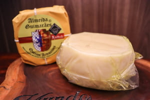 QUEIJO MANTIQUEIRA AZEITADO ALMEIDA GUIMARÃES 500G