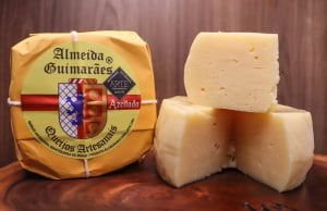 QUEIJO MANTIQUEIRA AZEITADO ALMEIDA GUIMARÃES 500G