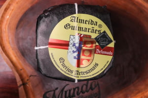 QUEIJO MANTIQUEIRA DEFUMADO ALMEIDA GUIMARÃES 500G