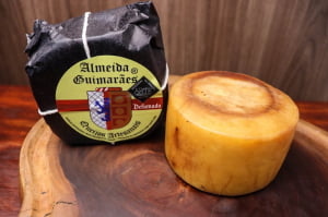 QUEIJO MANTIQUEIRA DEFUMADO ALMEIDA GUIMARÃES 500G