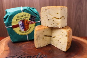 QUEIJO MANTIQUEIRA HORTELÃ DEFUMADO ALMEIDA GUIMARÃES 500G