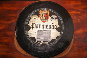QUEIJO PARMESAO NOVA ALEMANHA PEÇA INTEIRA 4,5KG