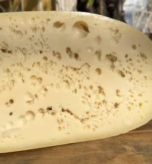 QUEIJO RESERVA DA MANTIQUEIRA COM OLHADURAS 1,5kg