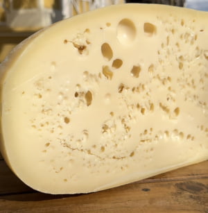 QUEIJO RESERVA DA MANTIQUEIRA COM OLHADURAS 1,5kg