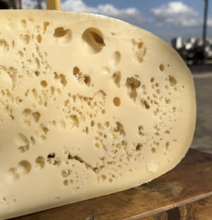 QUEIJO RESERVA DA MANTIQUEIRA COM OLHADURAS 1,5kg