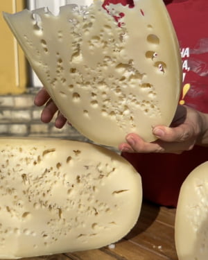 QUEIJO RESERVA DA MANTIQUEIRA COM OLHADURAS 1,5kg