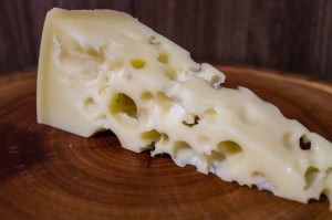 QUEIJO RESERVA DA MANTIQUEIRA COM OLHADURAS 1,5kg