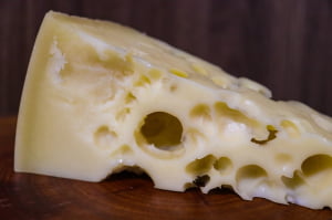 QUEIJO RESERVA DA MANTIQUEIRA COM OLHADURAS 1,5kg