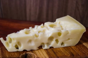 QUEIJO RESERVA DA MANTIQUEIRA COM OLHADURAS 500G