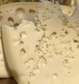 QUEIJO RESERVA DA MANTIQUEIRA COM OLHADURAS 500G