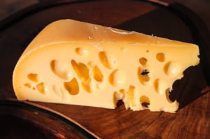 QUEIJO EMMENTAL NOVA ALEMANHA - PEDAÇO 500G